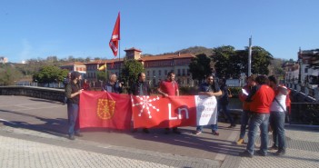 Varios miembros de Libertate nafarra se concentraban hoy frente al acuartelamiento de Loiola