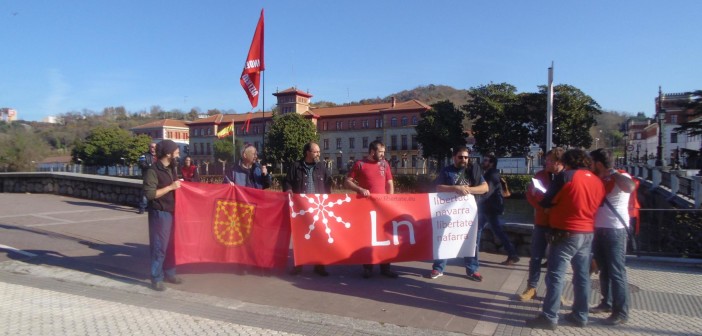 Varios miembros de Libertate nafarra se concentraban hoy frente al acuartelamiento de Loiola